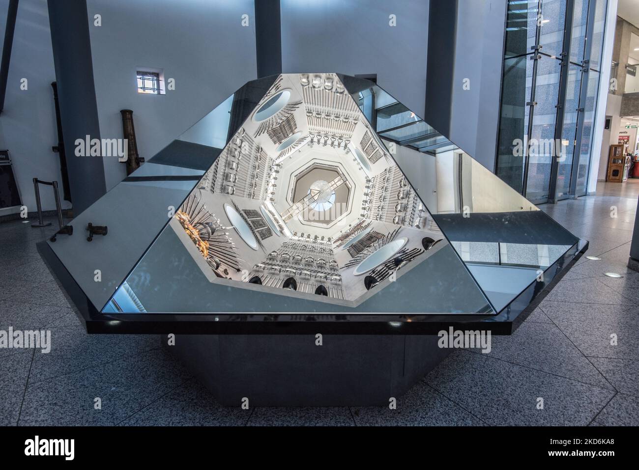 Riflessioni delle esposizioni situate ai lati della torre presso il Royal Armouries Museum di Leeds Yorkshire ( & sopra la 'Hall of Steel'). Foto Stock