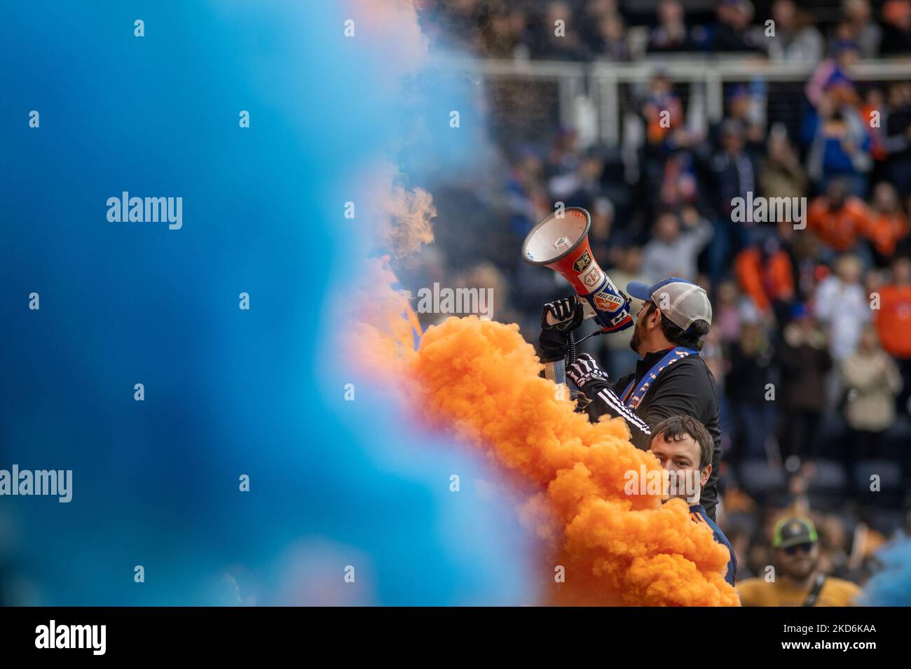 I tifosi reagiscono a un obiettivo durante una partita di calcio della Major League tra il FC Cincinnati e il CF Montréal al TQL Stadium di Cincinnati, Ohio. Sabato 2 aprile 2022. Montreal sconfisse Cincinnati 4-3. (Foto di Jason Whitman/NurPhoto) Foto Stock