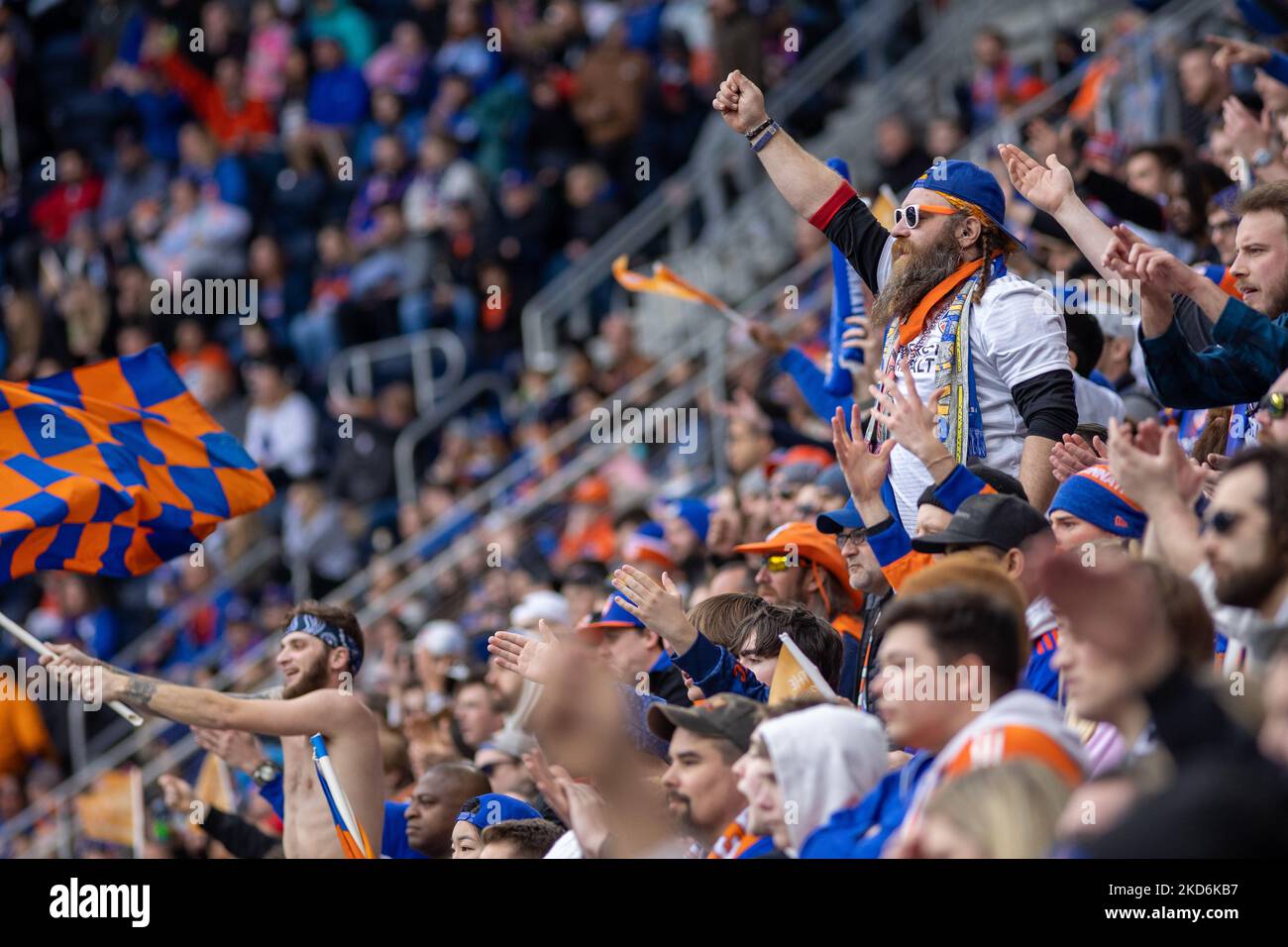 I tifosi festeggiano un gol durante una partita di calcio della Major League tra il FC Cincinnati e il CF Montréal al TQL Stadium di Cincinnati, Ohio. Sabato 2 aprile 2022. Montreal sconfisse Cincinnati 4-3. (Foto di Jason Whitman/NurPhoto) Foto Stock