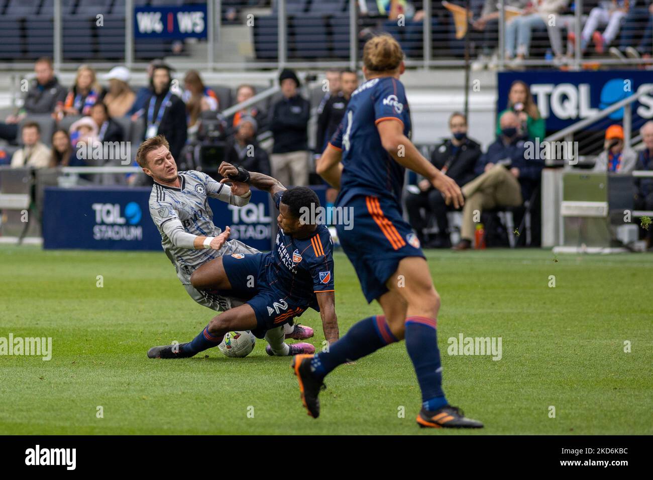 I giocatori gareggiano per la palla durante una partita di calcio della Major League tra il FC Cincinnati e il CF Montréal al TQL Stadium di Cincinnati, Ohio. Sabato 2 aprile 2022. Montreal sconfisse Cincinnati 4-3. (Foto di Jason Whitman/NurPhoto) Foto Stock