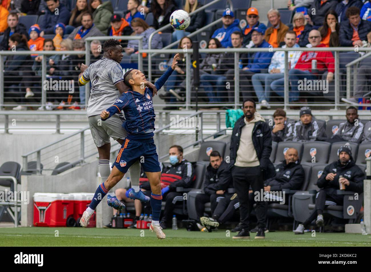 I giocatori si sfidano per dirigere la palla durante una partita di calcio della Major League tra il FC Cincinnati e il CF Montréal al TQL Stadium di Cincinnati, Ohio. Sabato 2 aprile 2022. Montreal sconfisse Cincinnati 4-3. (Foto di Jason Whitman/NurPhoto) Foto Stock