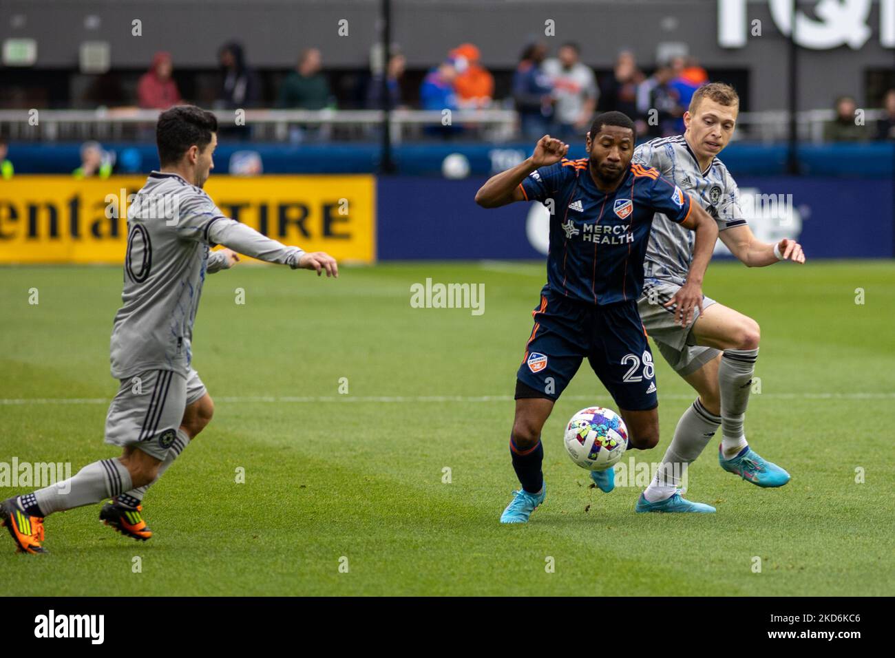 I giocatori gareggiano per la palla durante una partita di calcio della Major League tra il FC Cincinnati e il CF Montréal al TQL Stadium di Cincinnati, Ohio. Sabato 2 aprile 2022. Montreal sconfisse Cincinnati 4-3. (Foto di Jason Whitman/NurPhoto) Foto Stock