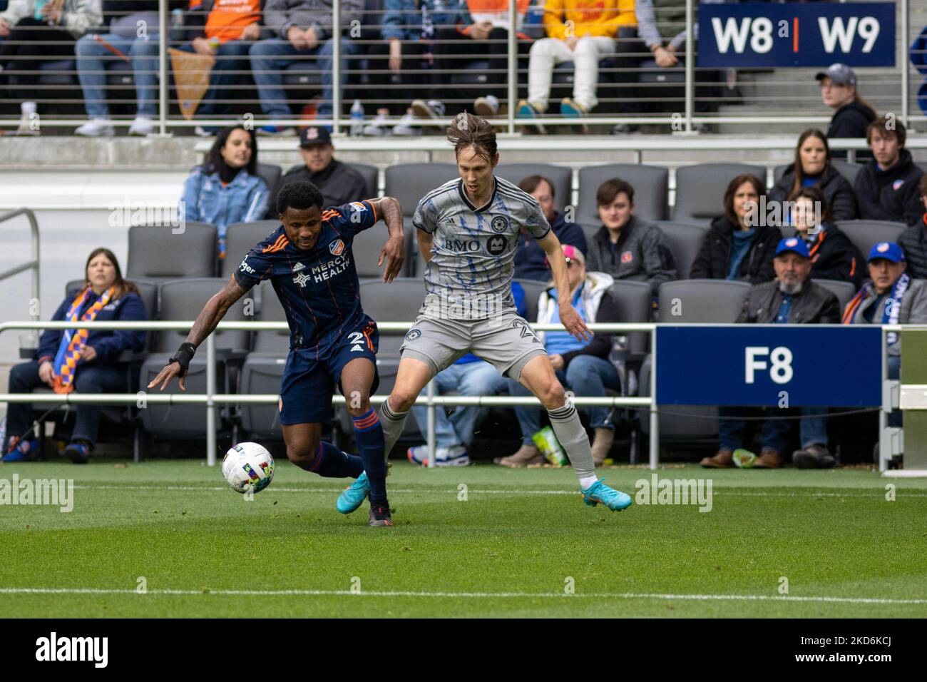 Alvis Powell e Lassi Lappalainen gareggiano per la palla durante una partita di calcio della Major League tra FC Cincinnati e CF Montréal al TQL Stadium di Cincinnati, Ohio. Sabato 2 aprile 2022. Montreal sconfisse Cincinnati 4-3. (Foto di Jason Whitman/NurPhoto) Foto Stock