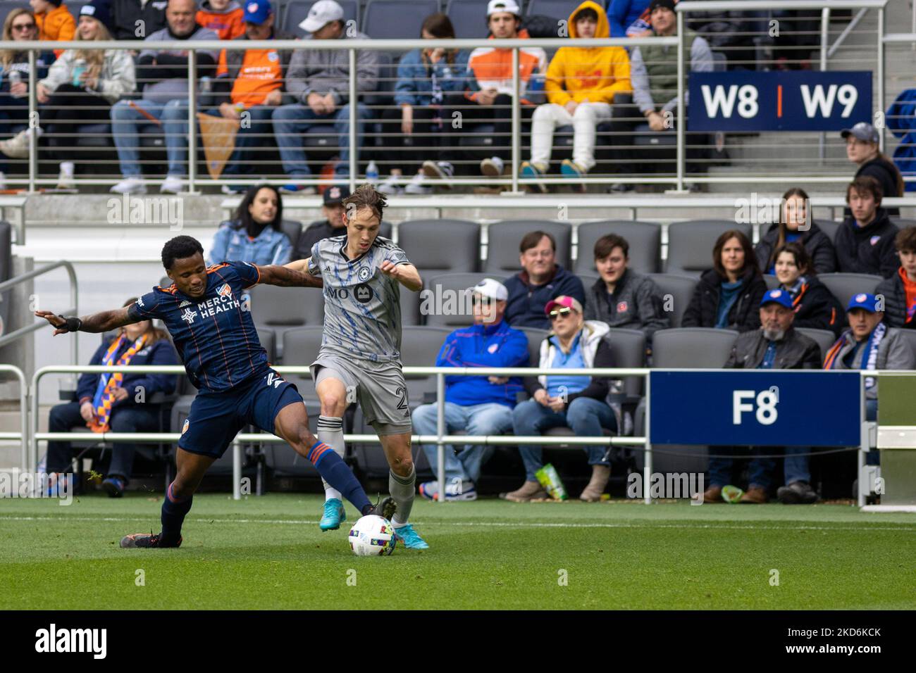 Alvis Powell e Lassi Lappalainen gareggiano per la palla durante una partita di calcio della Major League tra FC Cincinnati e CF Montréal al TQL Stadium di Cincinnati, Ohio. Sabato 2 aprile 2022. Montreal sconfisse Cincinnati 4-3. (Foto di Jason Whitman/NurPhoto) Foto Stock