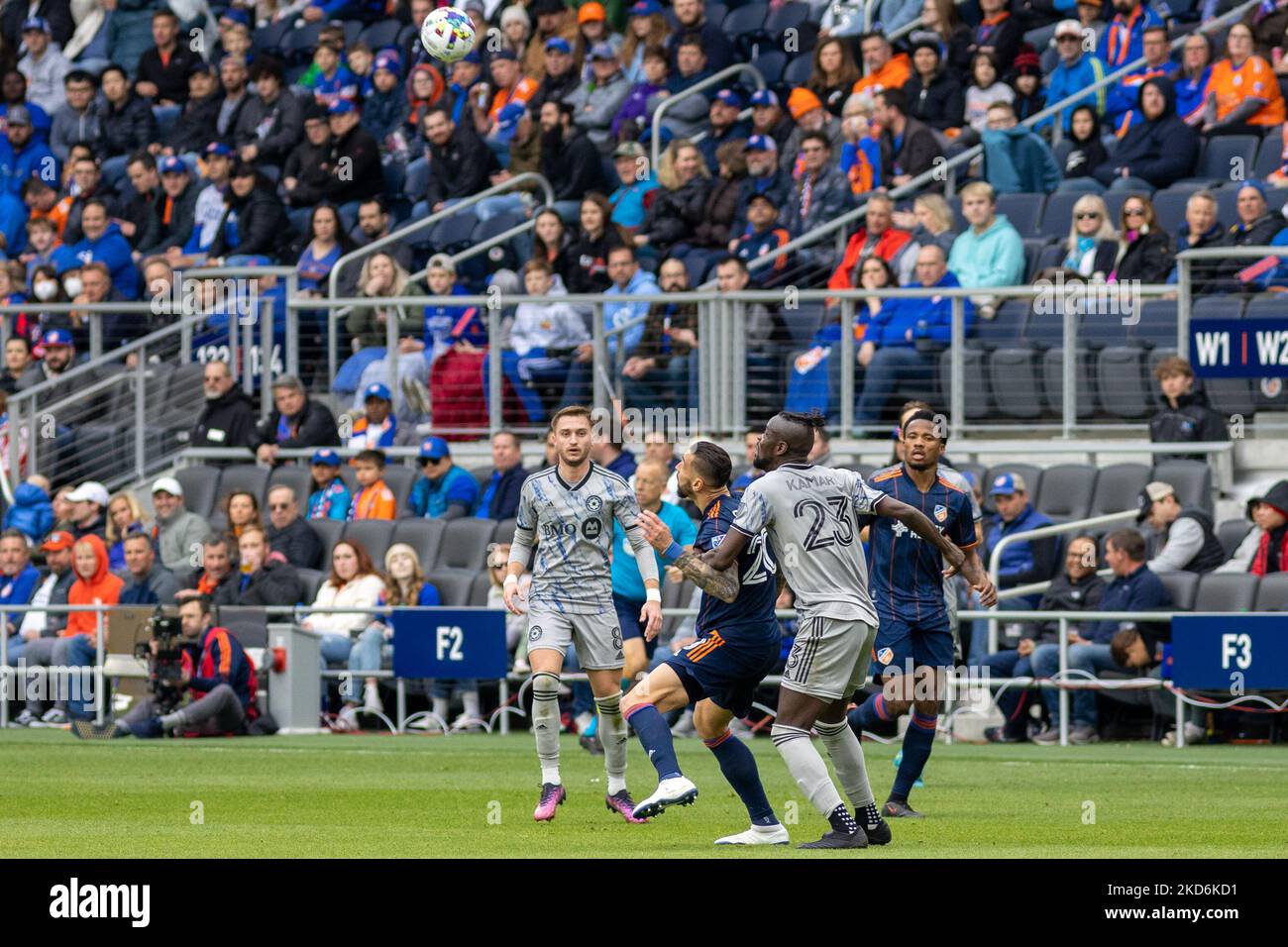 I giocatori si posizionano per dirigere il pallone durante una partita di calcio della Major League tra FC Cincinnati e CF Montréal al TQL Stadium di Cincinnati, Ohio. Sabato 2 aprile 2022. Montreal sconfisse Cincinnati 4-3. (Foto di Jason Whitman/NurPhoto) Foto Stock