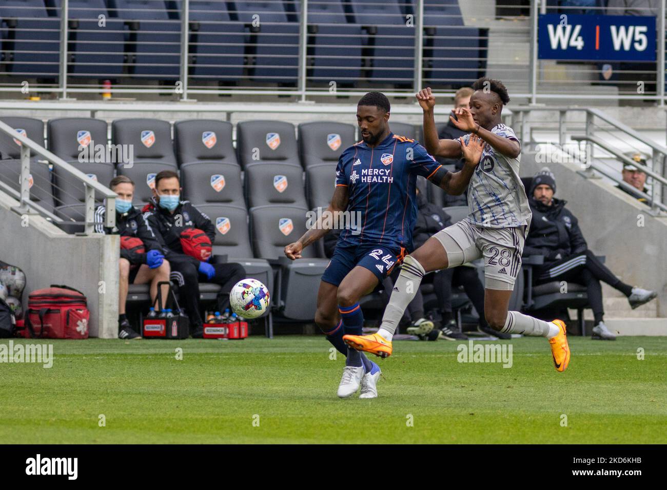 I giocatori gareggiano per la palla durante una partita di calcio della Major League tra il FC Cincinnati e il CF Montréal al TQL Stadium di Cincinnati, Ohio. Sabato 2 aprile 2022. Montreal sconfisse Cincinnati 4-3. (Foto di Jason Whitman/NurPhoto) Foto Stock