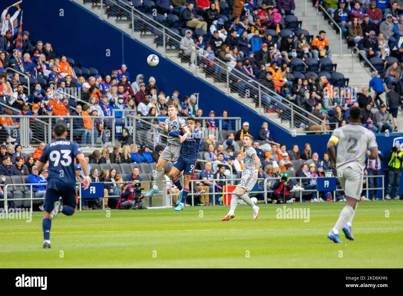 I giocatori gareggiano per la palla durante una partita di calcio della Major League tra il FC Cincinnati e il CF Montréal al TQL Stadium di Cincinnati, Ohio. Sabato 2 aprile 2022. Montreal sconfisse Cincinnati 4-3. (Foto di Jason Whitman/NurPhoto) Foto Stock