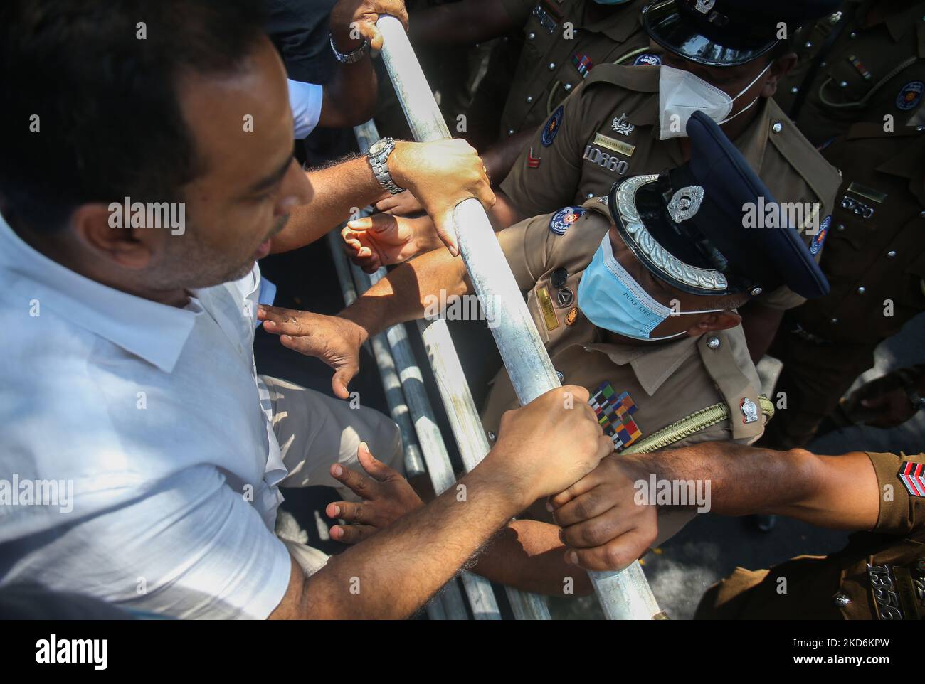 Il principale leader dell'opposizione dello Sri Lanka Sajith Premadasa e altri membri del Samagi Jana Balawewawa hanno organizzato una marcia di protesta a Colombo il 3 aprile 2022, contro l'imposizione di un coprifuoco nazionale. Le proteste contro la crescente crisi economica dell'isola sono state bloccate dalle forze di sicurezza. (Foto di Pradeep Dambarage/NurPhoto) Foto Stock