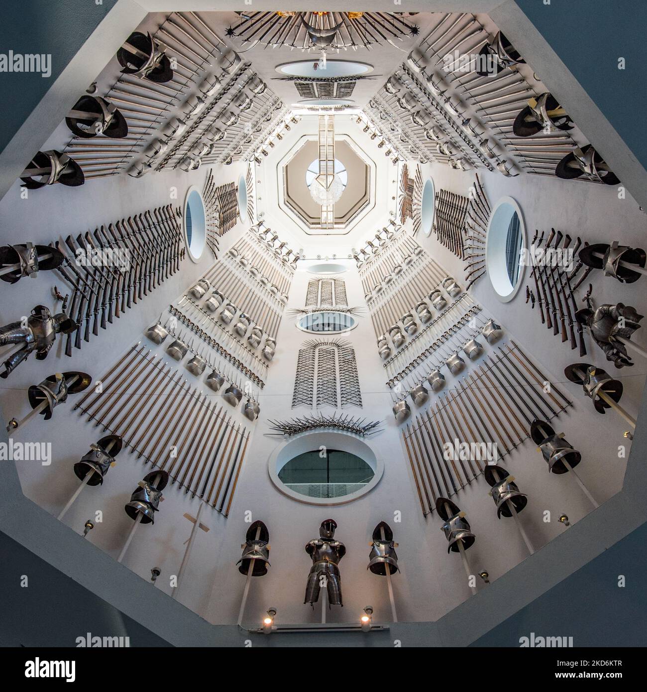 Guardando verso la scala principale nella Hall of Steel. Il Royal Armouries Museum di Leeds Yorkshire, sede della collezione nazionale di armi e armature del Regno Unito Foto Stock