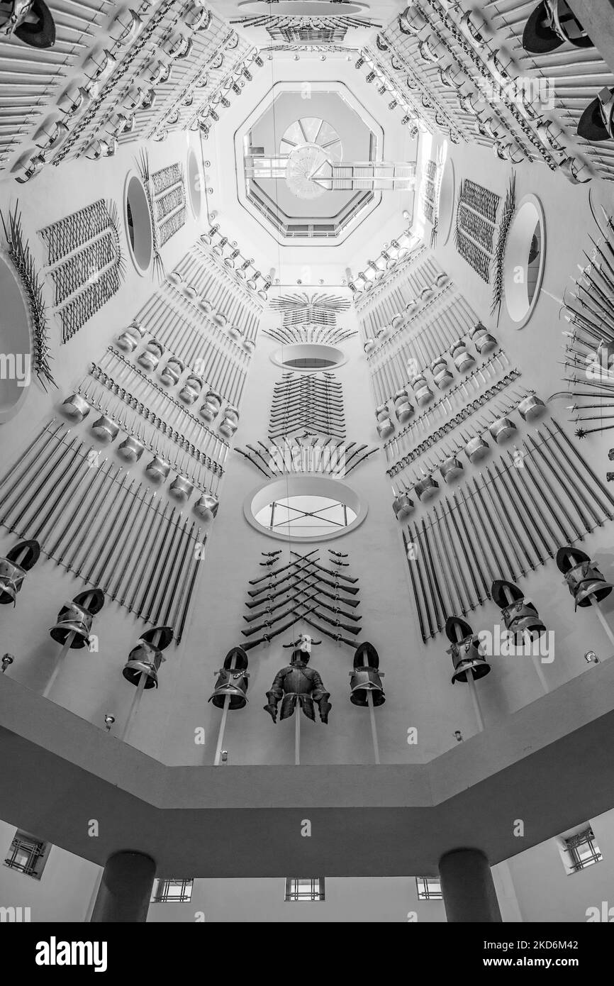 Guardando verso la scala principale nella Hall of Steel. Il Royal Armouries Museum di Leeds Yorkshire, sede della collezione nazionale di armi e armature del Regno Unito Foto Stock