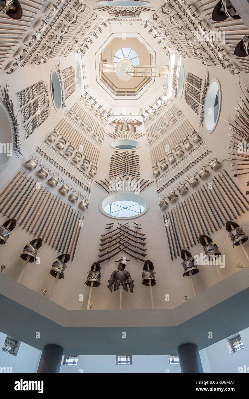 Guardando verso la scala principale nella Hall of Steel. Il Royal Armouries Museum di Leeds Yorkshire, sede della collezione nazionale di armi e armature del Regno Unito Foto Stock