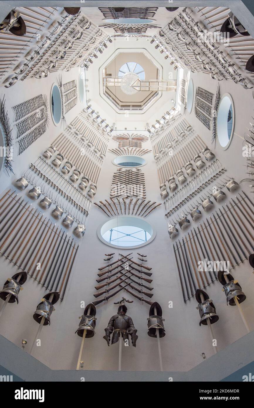 Guardando verso la scala principale nella Hall of Steel. Il Royal Armouries Museum di Leeds Yorkshire, sede della collezione nazionale di armi e armature del Regno Unito Foto Stock