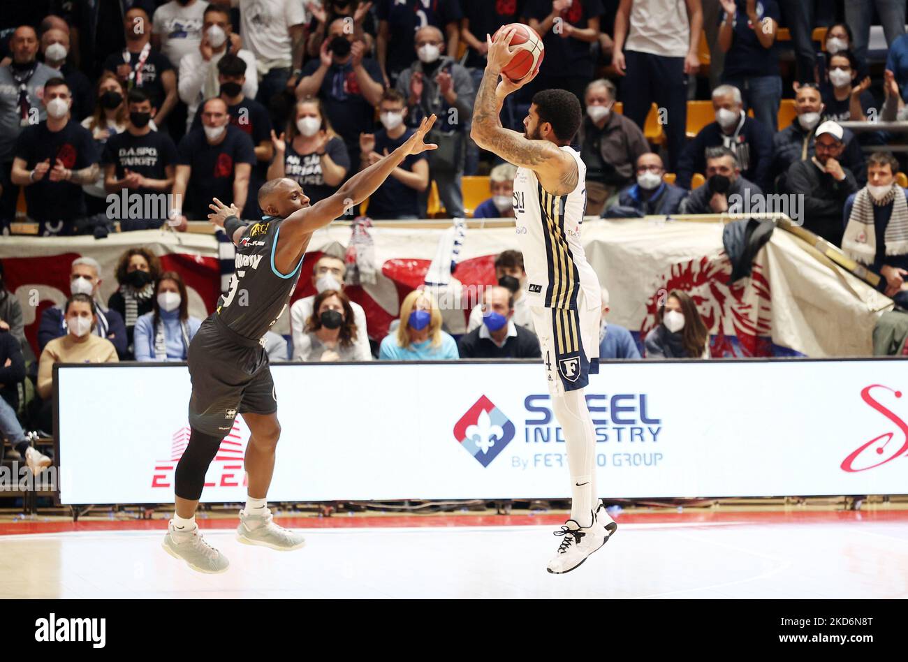 James Feldeine (Fortitudo Kigili Bologna) nel corso della serie A1 partita italiana del campionato di basket LBA Kigili Fortitudo Bologna Vs. Vanoli basket Cremona al Paladozza (Foto di Michele Nucci/LiveMedia/NurPhoto) Foto Stock