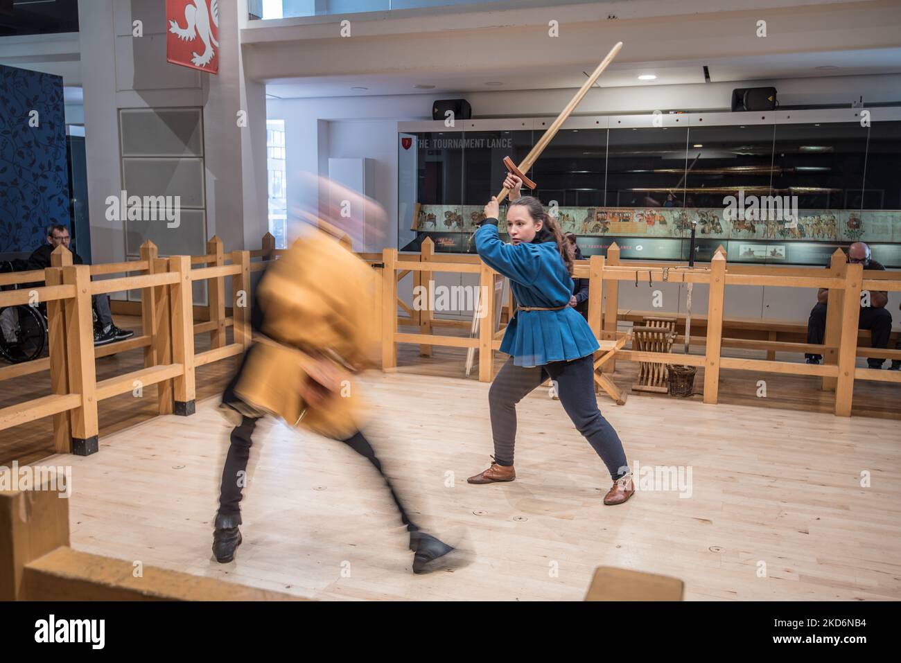 Il Royal Armouries Museum di Leeds, nello Yorkshire, Inghilterra, sede della collezione nazionale britannica di armi e armature. In mostra alcuni combattimenti con spade di legno. Foto Stock