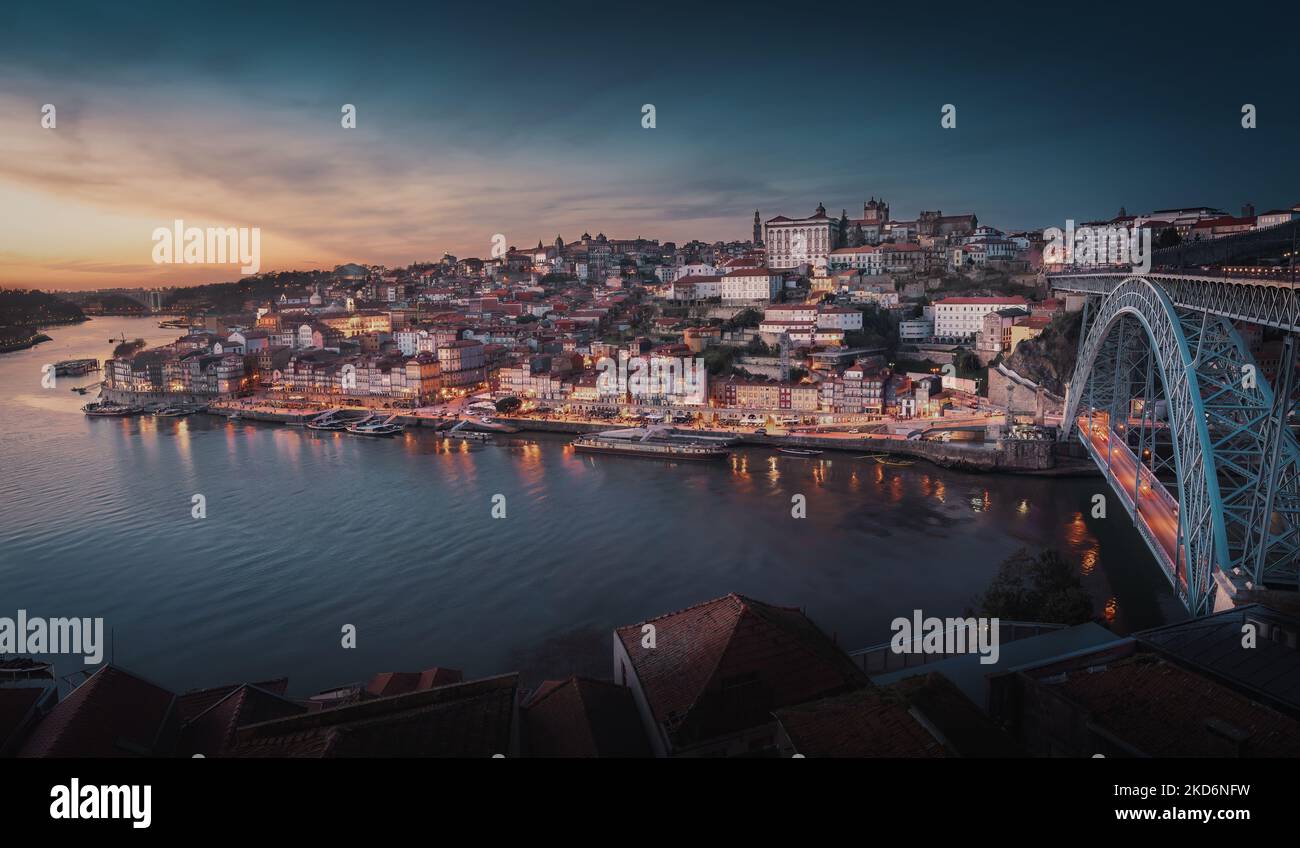 Lo skyline di Porto con il fiume Douro e il Ponte Dom Luis i al tramonto - Porto, Portogallo Foto Stock