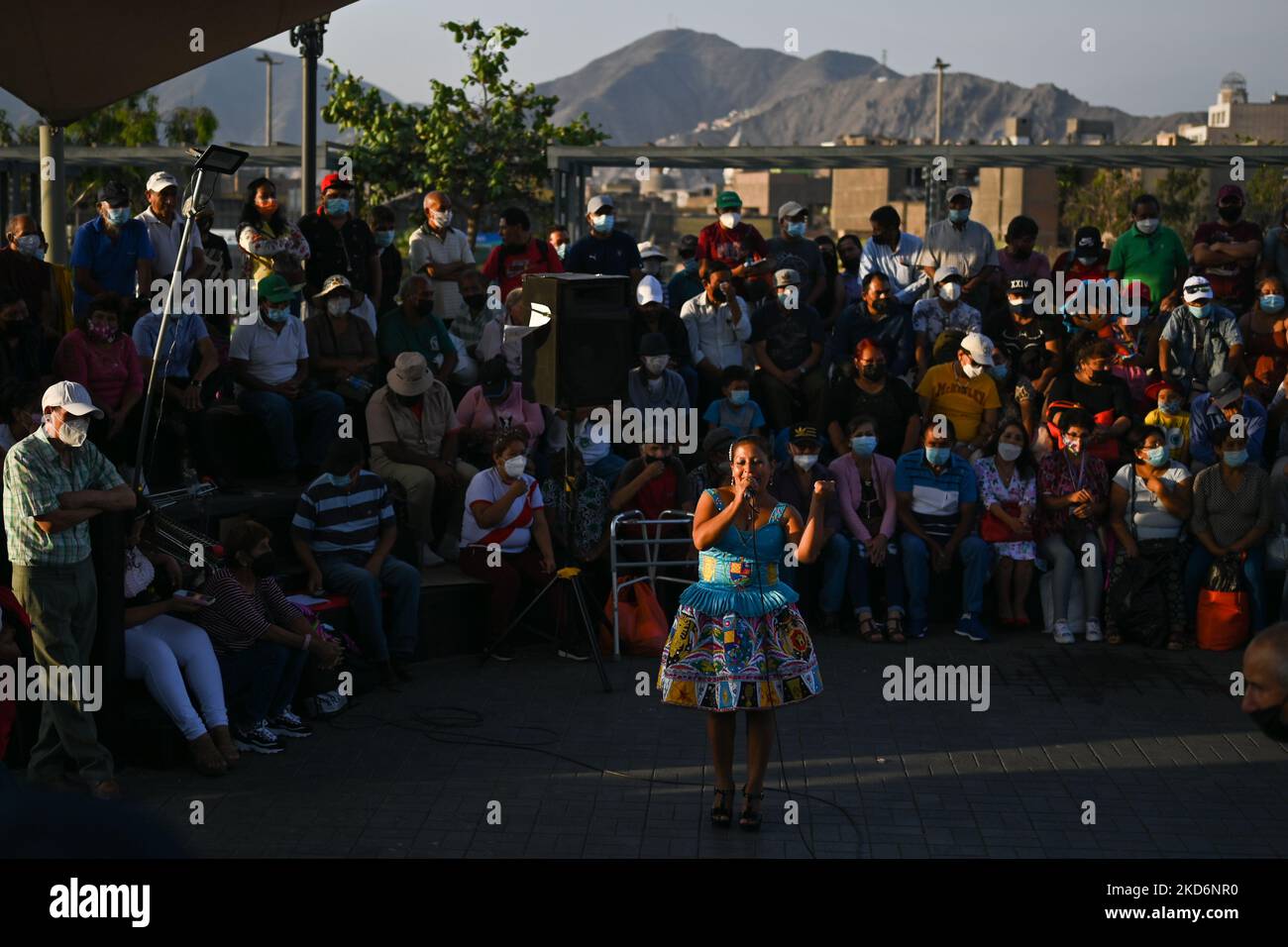 Persone che guardano spettacoli di danza in Alameda Chabuca Granda, un ampio e affollato punto di vista e parco nel centro di Lima. Domenica 03 aprile 2022 a Lima, Perù. (Foto di Artur Widak/NurPhoto) Foto Stock