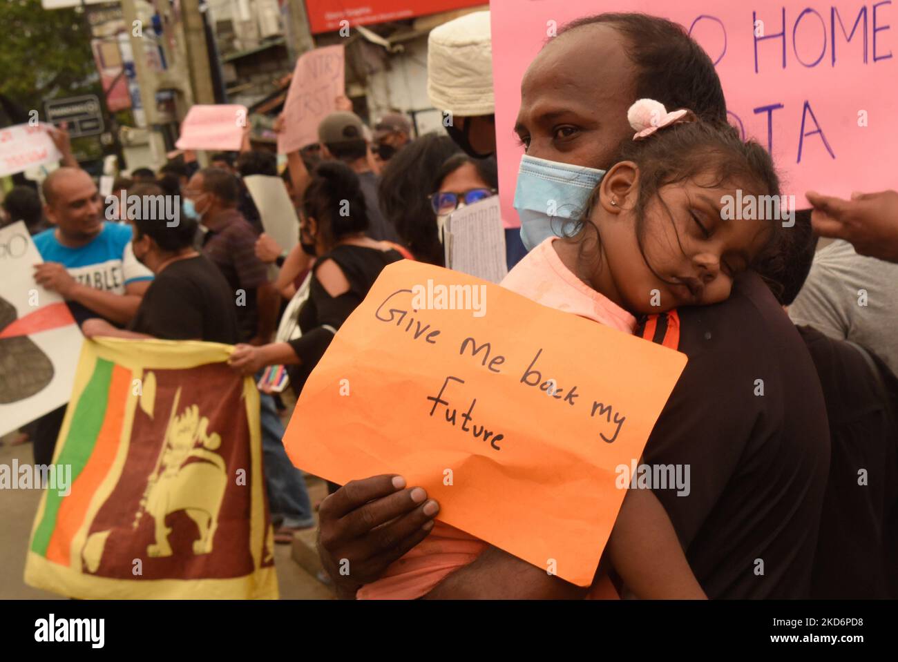 I manifestanti si sono riuniti a Colombo per chiedere le dimissioni del partito al governo e del presidente Gotabaya Rajapaksa il 3 aprile 2022 (Foto di Achila Jayawardana/NurPhoto) Foto Stock