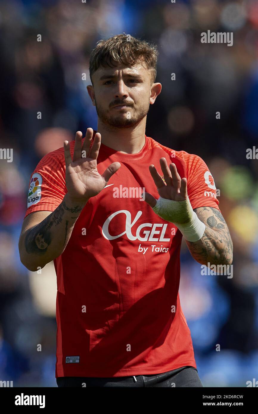 Pablo Maffeo di Maiorca saluta i suoi sostenitori durante la partita la Liga Santander tra Getafe CF e RCD Mallorca al Coliseum Alfonso Perez il 2 aprile 2022 a Getafe, Spagna. (Foto di Jose Breton/Pics Action/NurPhoto) Foto Stock