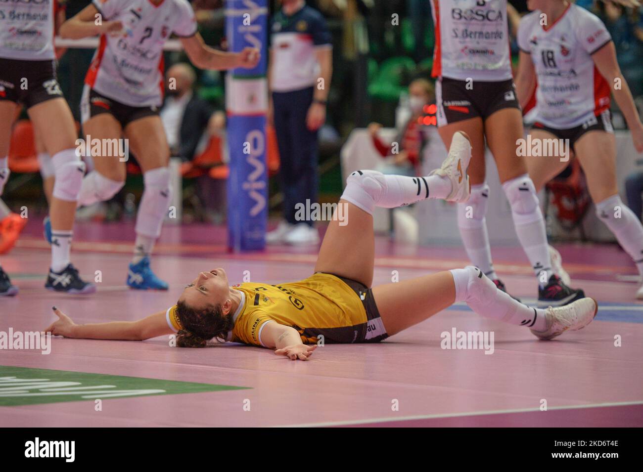 Ilaria Spirito di Bosca San Bernardo Cuneo festeggia durante la Serie Volley A1 la partita femminile tra Bosca S.Bernardo Cuneo e UYBA il 2 2022 aprile presso la pala Ubi Banca di Cuneo (Foto di Alberto Gandolfo/NurPhoto) Foto Stock