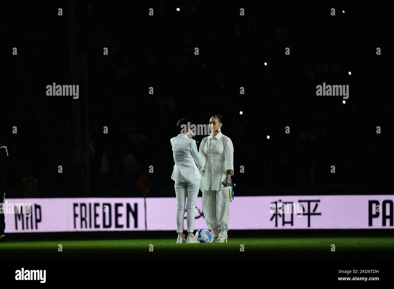 La star Ucraina Kateryna Pavlenko canta 'Imagine' con la cantante italiana Gaia prima della Serie Una partita tra Juventus e FC Internazionale allo Stadio Allianz il 03 aprile 2022 a Torino. (Foto di Alberto Gandolfo/NurPhoto) Foto Stock