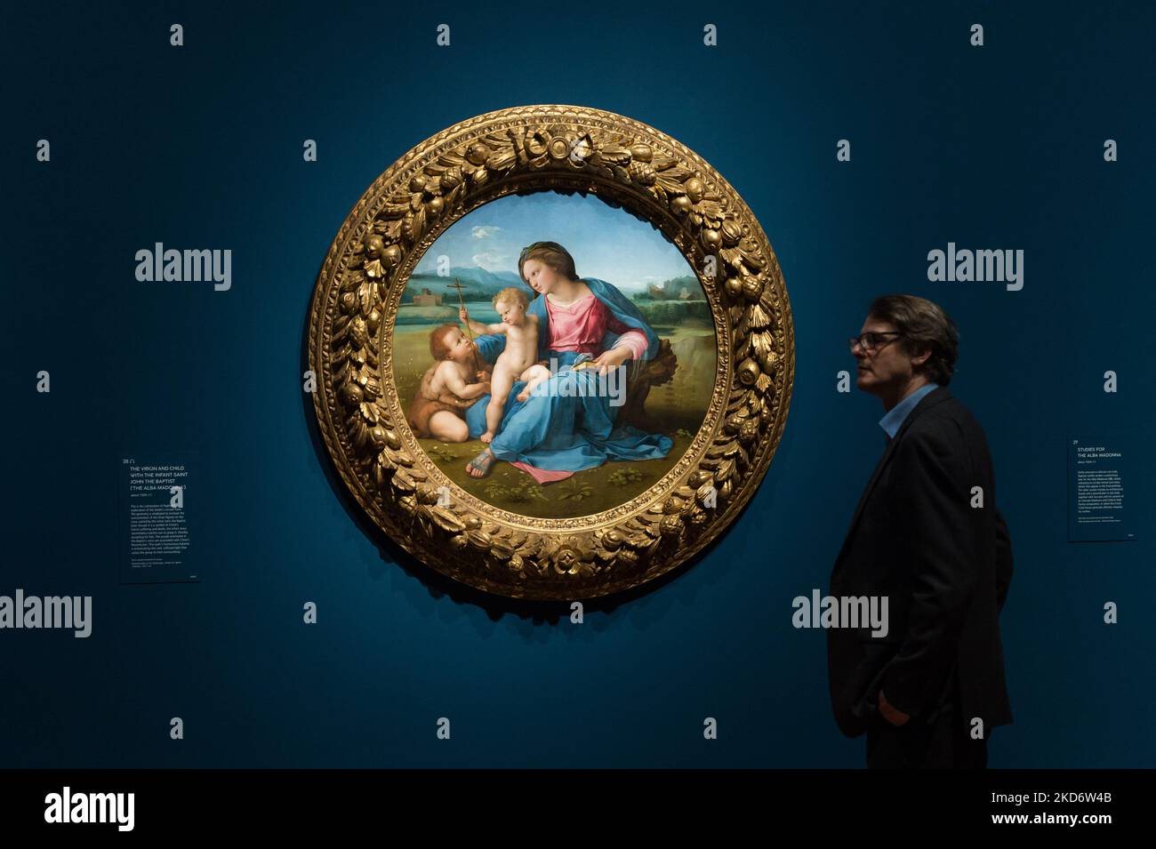 LONDRA, REGNO UNITO - 04 APRILE 2022: (IMBARCATO FINO alle 0001:00 CET DI MERCOLEDÌ 06 APRILE 2022) Un membro dello staff della galleria guarda 'la Vergine col Bambino con il Bambino San Giovanni Battista ('la Madonna di Alba')' circa 1509-11 dal supremo artista italiano dell'Alto Rinascimento Raffaello (1483-1520) durante un invito fotografico per il Credit Suisse Exhibition: Raphael alla National Gallery il 04 aprile 2022 a Londra, Inghilterra. La mostra è una delle prime ad esplorare tutti gli aspetti della carriera di Raffaello, tra cui dipinti e disegni famosi, nonché architettura, poesia, scultura, arazzi e stampe Foto Stock