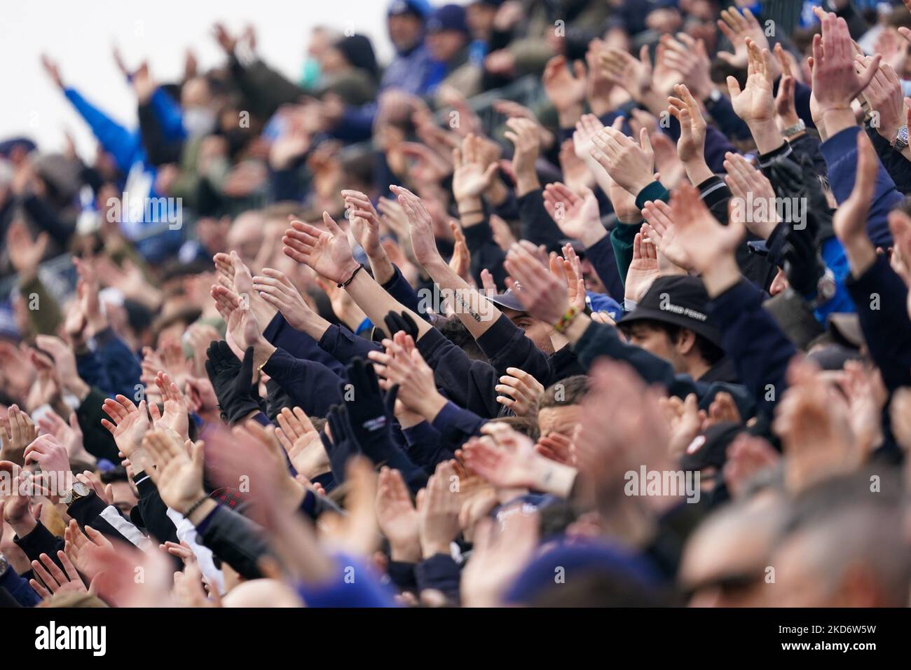 Tifosi durante il Brescia Calcio contro L.R. Vicenza, Serie B, allo Stadio Mario Rigamonti il 3 aprile 2022. (Foto di Alessio Morgese/NurPhoto) Foto Stock