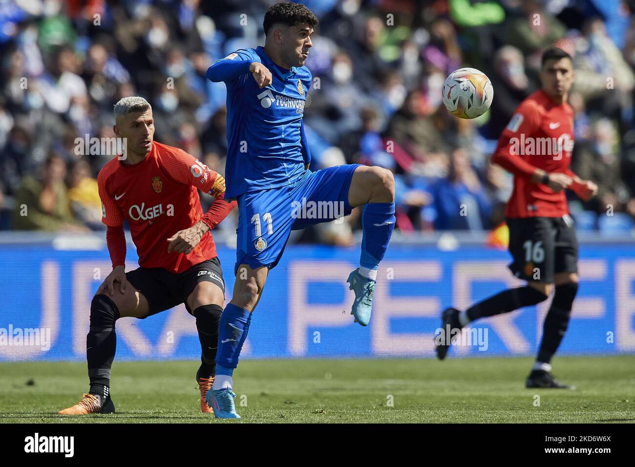 Carlos Aleña di Getafe in azione durante la partita la Liga Santander tra Getafe CF e RCD Mallorca al Coliseum Alfonso Perez il 2 aprile 2022 a Getafe, Spagna. (Foto di Jose Breton/Pics Action/NurPhoto) Foto Stock