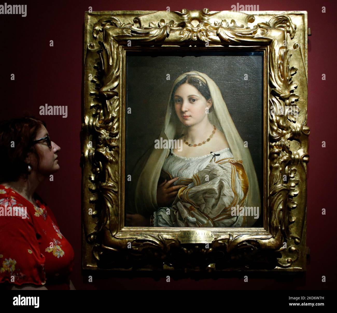 Un dipendente della galleria posa con un dipinto a olio su tela 'Ritratto di una donna ('la Donna Velata')', risalente all'incirca al 1513-14 dell'artista rinascimentale italiano Raffaello (1483-1520), durante un'anteprima stampa per 'il Credit Suisse Exhibition: Raffaello' alla National Gallery di Londra, Inghilterra, il 4 aprile 2022. La mostra, ritardata a causa della pandemia del 19 e che segna il 500th° anniversario della morte di Raffaello nel 2020, è aperta al pubblico dal 9 aprile al 31 luglio di quest'anno. NOTA: LE IMMAGINI SONO SOGGETTE A EMBARGO PER LA PUBBLICAZIONE FINO alle 0001:00 ORA del Regno Unito MERCOLEDÌ 6 APRILE 2022 (Foto di David Cliff/NurPhoto) Foto Stock