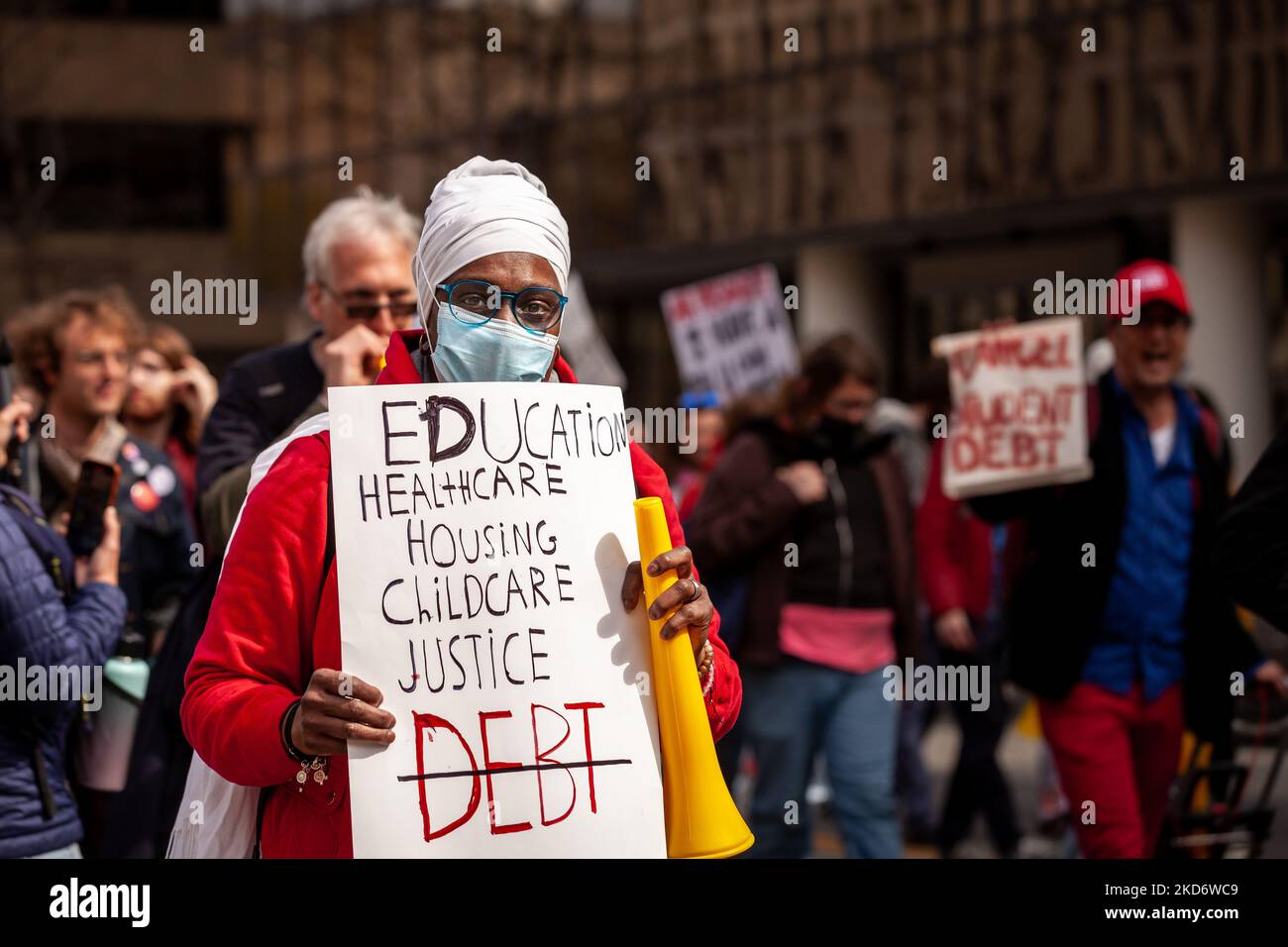 Un protester porta un segno che elenca le cose necessarie per la vita, con l'eccezione del debito, ad un raduno per cancellare il debito degli studenti presso il Dipartimento di Istruzione. Gli studenti hanno preso parte a una giornata di azione, invitando il presidente Biden a emettere un ordine esecutivo per cancellare tutto il debito degli studenti. Come minimo, gli chiesero di mantenere la promessa della sua campagna di cancellazione di $10.000 dollari di debito per ogni studente. Collettivamente, gli studenti americani devono più di $1,7 trilioni di dollari per prestiti educativi. (Foto di Allison Bailey/NurPhoto) Foto Stock