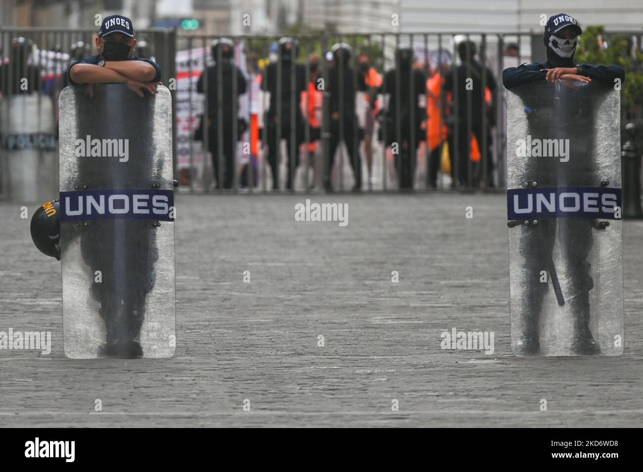 I membri della polizia Riot stanno bloccando l'accesso alla piazza principale del centro di Lima, mentre i membri dell'Unione dei lavoratori comunali di Lima stanno organizzando una protesta a poche centinaia di metri di distanza. Lunedì 04 aprile 2022 a Lima, Perù. (Foto di Artur Widak/NurPhoto) Foto Stock