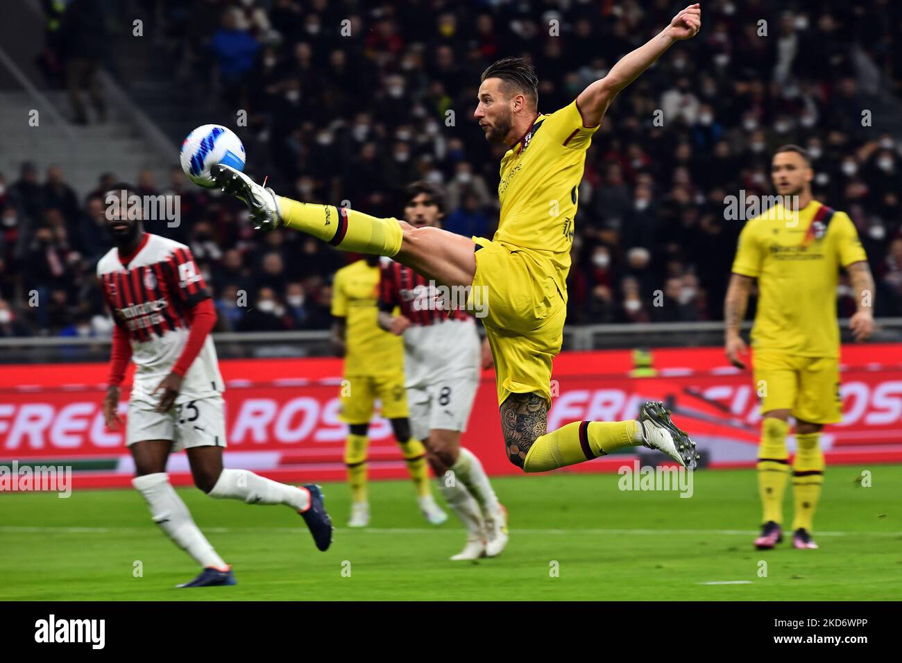 Mitchell Dijks di Bologna F.C. durante la Serie Italiana Una partita di calcio tra a.C. Milano vs Bologna F.C. presso lo Stadio San Siro di Milano il 4 aprile 2022. (Foto di Michele Maraviglia/NurPhoto) Foto Stock