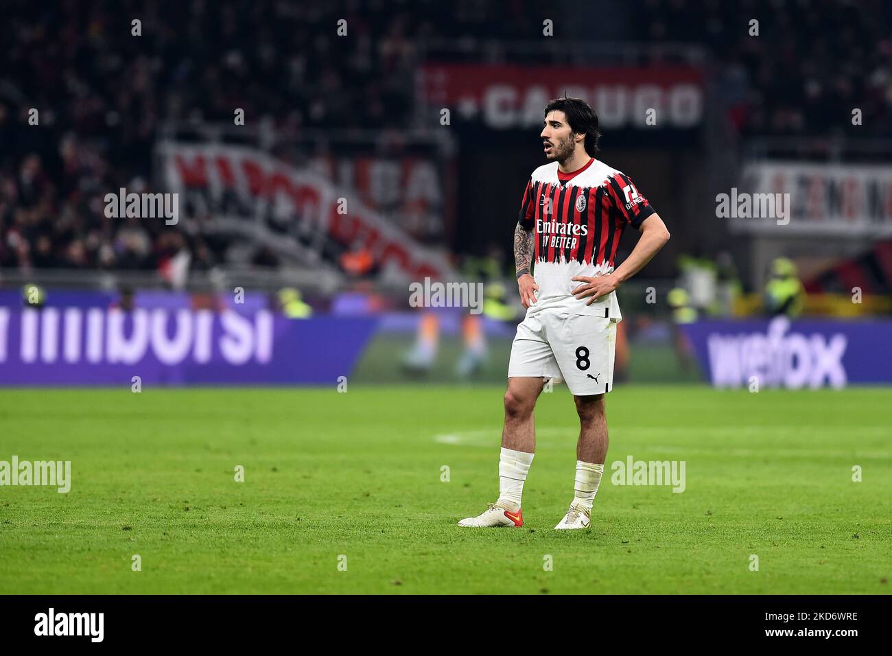 Sandro tonali A.C. deluso Milano durante la Serie Italiana Una partita di calcio tra a.C. Milano vs Bologna F.C. presso lo Stadio San Siro di Milano il 4 aprile 2022. (Foto di Michele Maraviglia/NurPhoto) Foto Stock