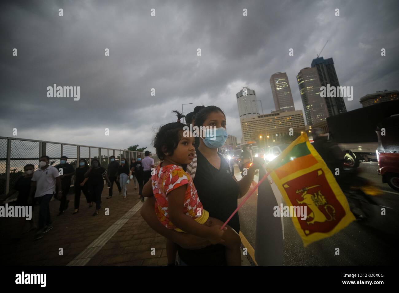 Una donna dello Sri Lanka e suo figlio detengono una bandiera nazionale dello Sri Lanka che chiede al presidente dello Sri Lanka Gotabaya Rajapaksa di dimettersi durante una protesta nei pressi dell'ufficio della presidente Colombo, Sri Lanka. Lunedì, 4 aprile 2022. Il Gabinetto dei Ministri dello Sri Lanka si è dimesso con effetto immediato la domenica sera tardi, mentre il paese sperimenta la sua peggiore crisi economica di tutti i tempi. (Foto di Tharaka Basnayaka/NurPhoto) Foto Stock