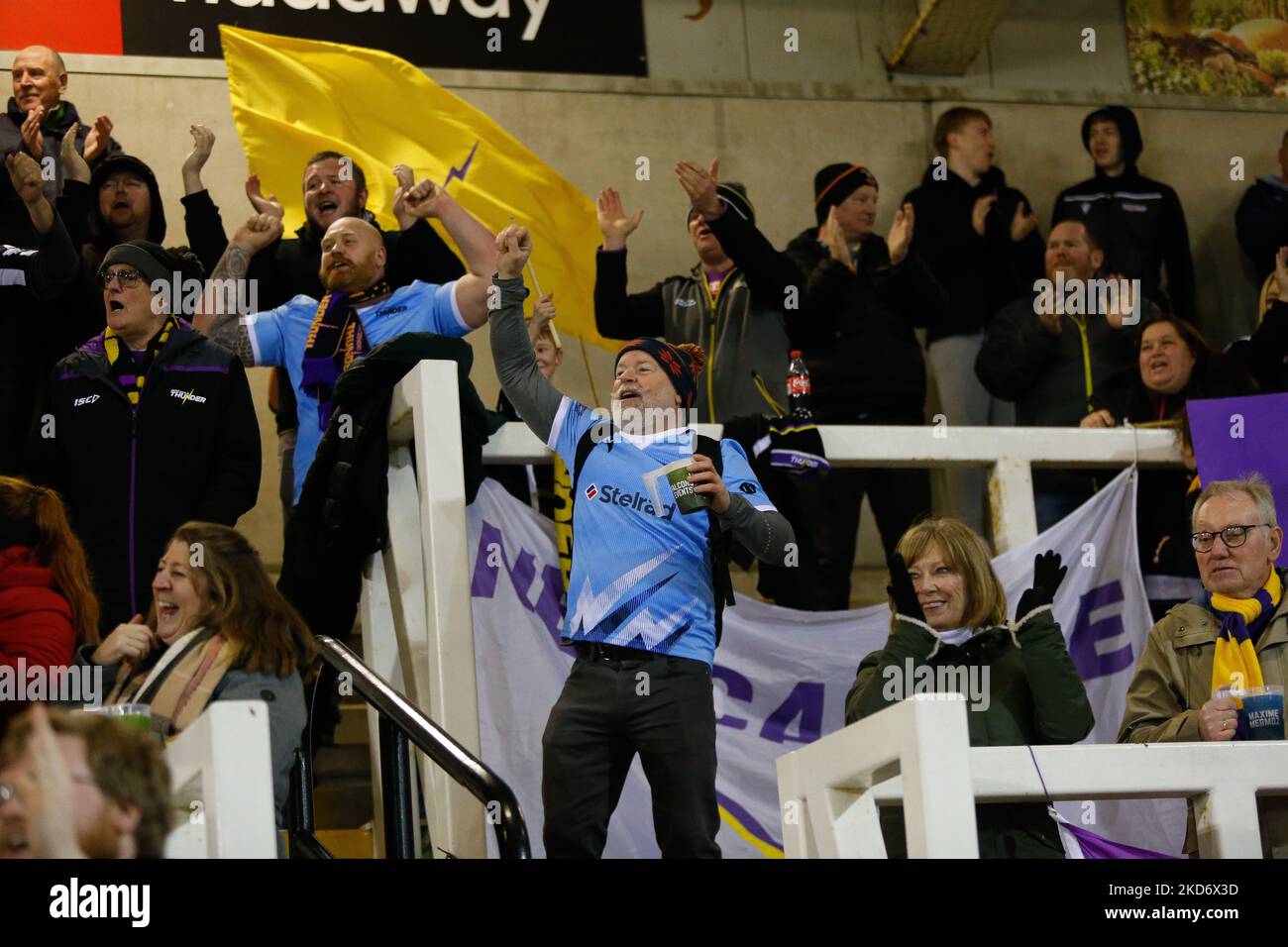 I tifosi di Thunder celebrano la partita del campionato TRA Newcastle Thunder e Widnes Vikings a Kingston Park, Newcastle, lunedì 4th aprile 2022. (Foto di Chris Lishman/MI News/NurPhoto) Foto Stock