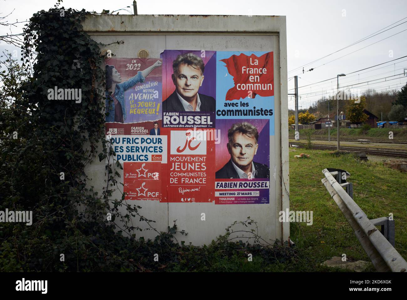 Manifesti ufficiali in campagna per Fabien Roussel, candidato del Partito Comunista. Manifesti ufficiali per le prossime elezioni presidenziali francesi. Macron è il favorito per vincere questa elezione per un manadato di 2nd se i pollsters sono di destra. I pollsters hanno anche affermato che l’astensione sarà intorno al 30%, un record per un primo turno di elezioni presidenziali in Francia. Tolosa. Francia. Aprile 5th 2022. (Foto di Alain Pitton/NurPhoto) Foto Stock