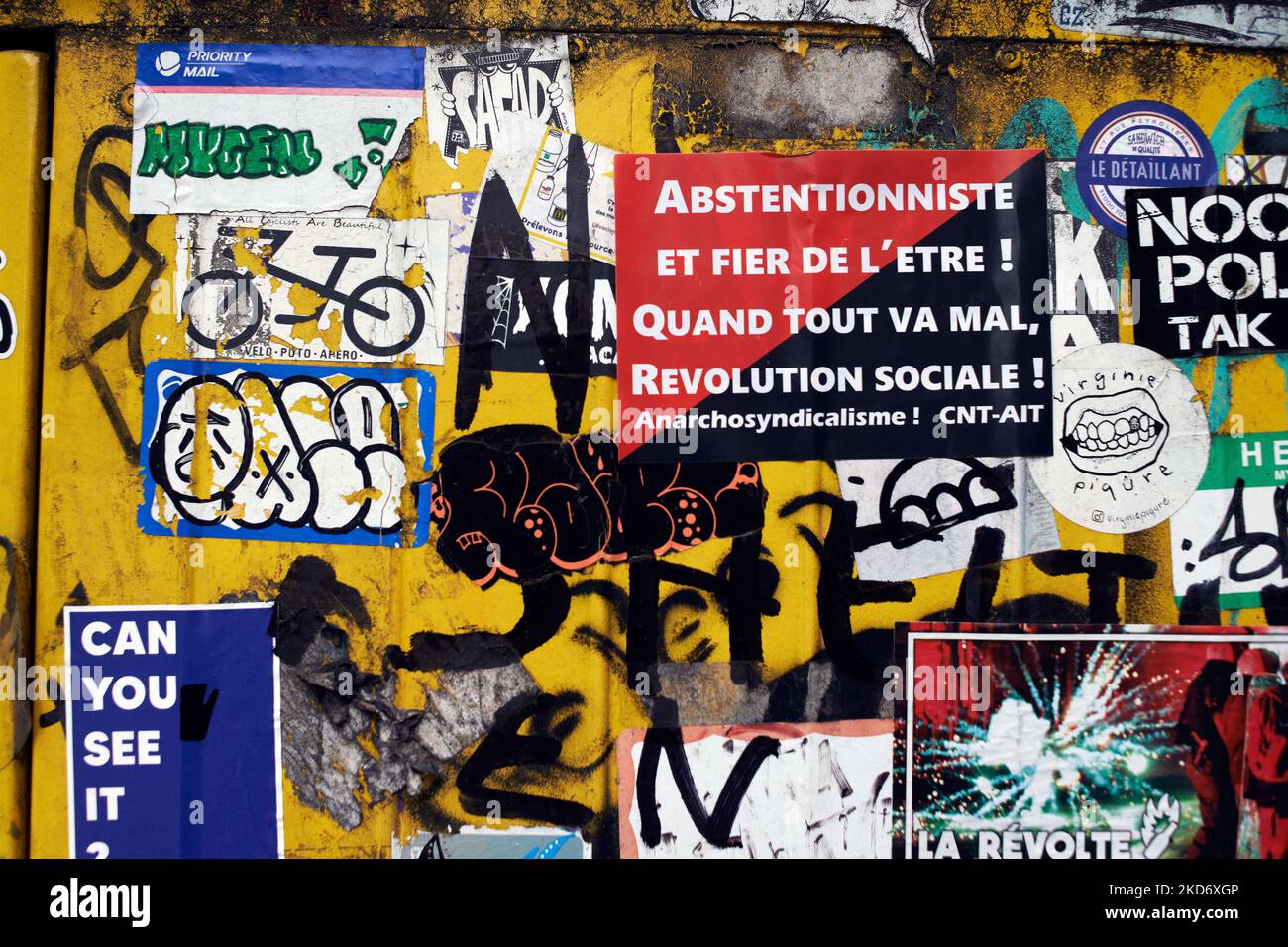 Un adesivo in rosso e nero recita 'Abstainer e orgoglioso di esso! Quando tutto va storto, la rivoluzione sociale !' Manifesti ufficiali per le prossime elezioni presidenziali francesi. Macron è il favorito per vincere questa elezione per un manadato di 2nd se i pollsters sono di destra. I pollsters hanno anche affermato che l’astensione sarà intorno al 30%, un record per un primo turno di elezioni presidenziali in Francia. Tolosa. Francia. Aprile 5th 2022. (Foto di Alain Pitton/NurPhoto) Foto Stock