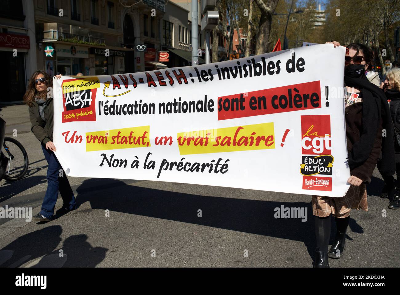 Il banner recita: 'L'AESH, gli invisibili dell'Educazione Nazionale sono arrabbiati! Un vero statut, un salario reale. No alla precarietà". A seguito di un appello nazionale allo sciopero e alla protesta, l'AESH ('accompagnant d'élève en situation de handicap') ha protestato a Tolosa. L'acronimo AESH sta per 'Support Assistant for disabled pupilla'. Principalmente le donne lavorano come AESH. Protestano soprattutto contro la mancanza di finanziamenti, i percarenti contratti di lavoro e la carenza di personale . Tolosa. Francia. Aprile 5th 2022. (Foto di Alain Pitton/NurPhoto) Foto Stock