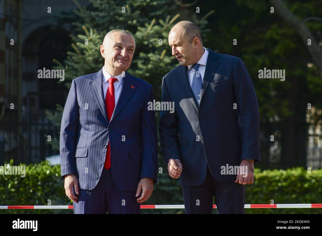 Il Presidente bulgaro Rumen Radev (R) e il Presidente albanese Ilir Meta durante una cerimonia ufficiale di benvenuto a Sofia (Bulgaria), 05 aprile 2022. Il presidente albanese Ilir Meta è arrivato per una visita ufficiale di due giorni in Bulgaria. (Foto di Georgi Paleykov/NurPhoto) Foto Stock