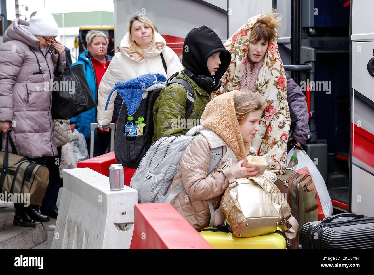I rifugiati ucraini salgono a bordo di un pullman al confine tra Ucraina e Polonia Medyka mentre viaggiano con l'agenzia di viaggi Abdar da Lviv a Cracovia, Polonia il 5 aprile 2022. Mentre la Federazione Russa invase l'Ucraina, il conflitto dovrebbe costringere fino a 5 milioni di ucraini a fuggire dal paese. Molti rifugiati cercano asilo in Polonia. La maggior parte degli aiuti di beneficenza in Polonia è fornita da individui, ONG e imprese. Abdar agenzia di viaggi è un business gestito da matrimonio misto - ucraino Olga e polacco Maciej Oszal. Dall'inizio del conflitto la coppia guida un allenatore a Lviv per consegnare l'umanitaria Foto Stock