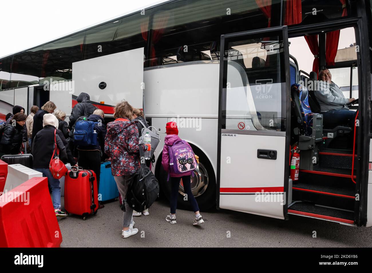 I rifugiati ucraini salgono a bordo di un pullman al confine tra Ucraina e Polonia Medyka mentre viaggiano con l'agenzia di viaggi Abdar da Lviv a Cracovia, Polonia il 5 aprile 2022. Mentre la Federazione Russa invase l'Ucraina, il conflitto dovrebbe costringere fino a 5 milioni di ucraini a fuggire dal paese. Molti rifugiati cercano asilo in Polonia. La maggior parte degli aiuti di beneficenza in Polonia è fornita da individui, ONG e imprese. Abdar agenzia di viaggi è un business gestito da matrimonio misto - ucraino Olga e polacco Maciej Oszal. Dall'inizio del conflitto la coppia guida un allenatore a Lviv per consegnare l'umanitaria Foto Stock