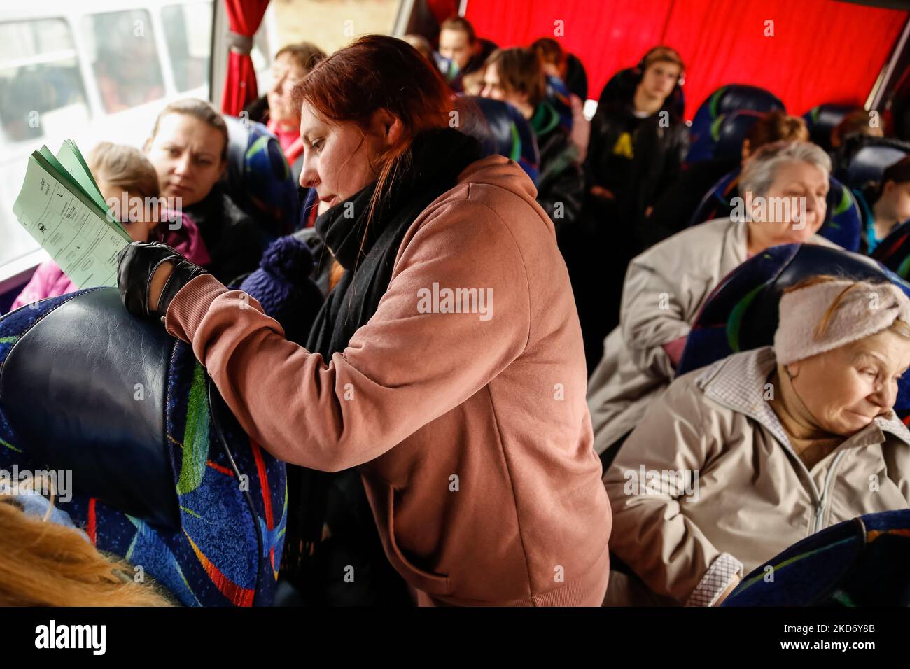 Una donna Ucraina, Olga Oszal dell'agenzia di viaggio Abdar a Cracovia, Polonia fa la lista dei rifugiati che l'agenzia ha preso da Lviv, Ucraina mentre partono dalla città per la Polonia, come più di due milioni di persone hanno già fuggito l'Ucraina per la Polonia, 5 aprile 2022. Mentre la Federazione Russa invase l'Ucraina, il conflitto dovrebbe costringere fino a 5 milioni di ucraini a fuggire dal paese. Molti rifugiati cercano asilo in Polonia. La maggior parte degli aiuti di beneficenza in Polonia è fornita da individui, ONG e imprese. Abdar agenzia di viaggi è un business gestito da matrimonio misto - ucraino Olga e Maciej polacco Foto Stock