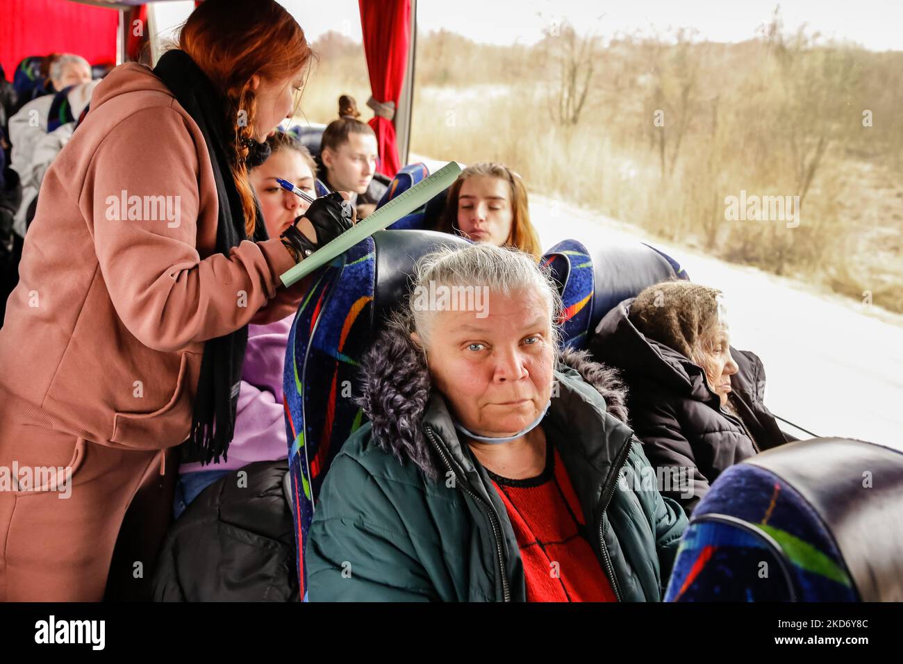 Una donna Ucraina, Olga Oszal dell'agenzia di viaggio Abdar a Cracovia, Polonia fa la lista dei rifugiati che l'agenzia ha preso da Lviv, Ucraina mentre partono dalla città per la Polonia, come più di due milioni di persone hanno già fuggito l'Ucraina per la Polonia, 5 aprile 2022. Mentre la Federazione Russa invase l'Ucraina, il conflitto dovrebbe costringere fino a 5 milioni di ucraini a fuggire dal paese. Molti rifugiati cercano asilo in Polonia. La maggior parte degli aiuti di beneficenza in Polonia è fornita da individui, ONG e imprese. Abdar agenzia di viaggi è un business gestito da matrimonio misto - ucraino Olga e Maciej polacco Foto Stock