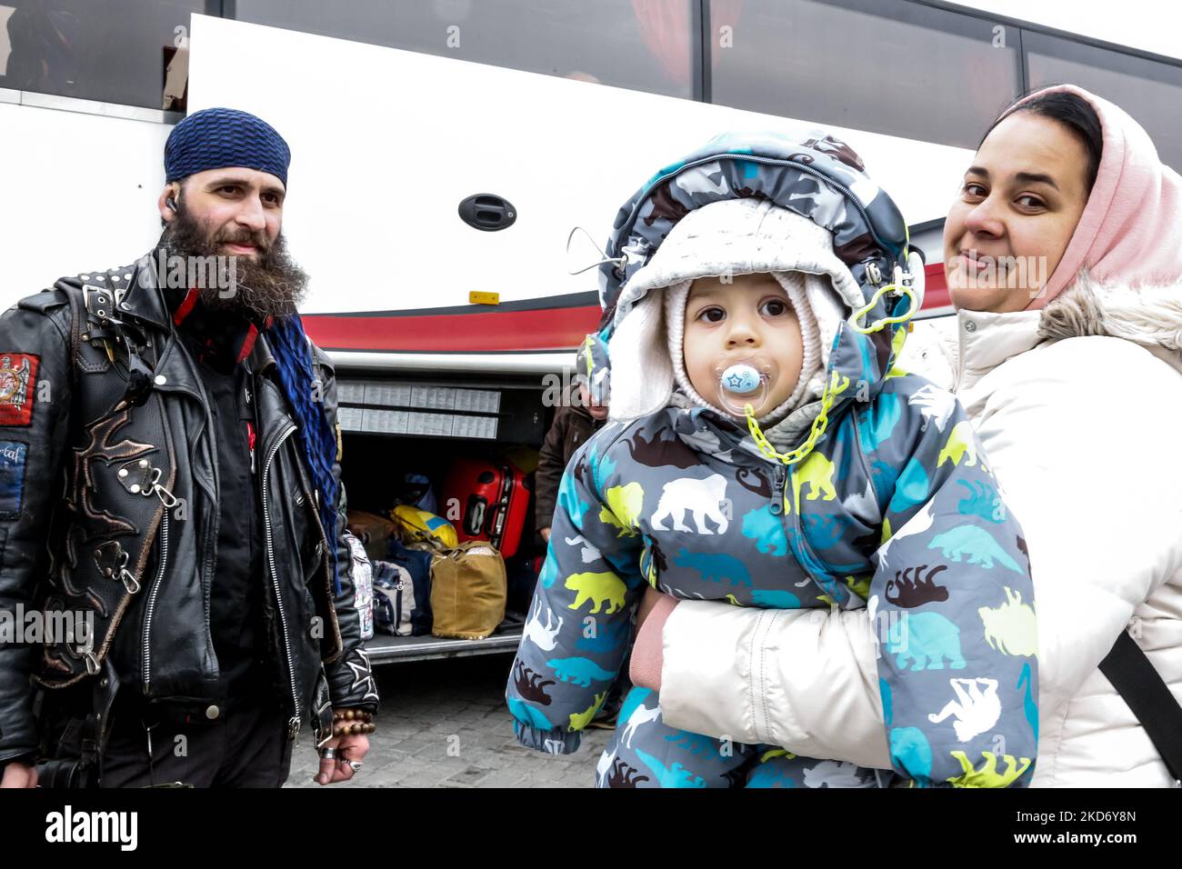 Una famiglia di rifugiati ucraini lascia i bagagli nel bagagliaio di un pullman dell'agenzia di viaggi polacca Abdar a Lviv, Ucraina, mentre partiranno per Cracovia, Polonia il 5 aprile 2022. Mentre la Federazione Russa invase l'Ucraina, il conflitto dovrebbe costringere fino a 5 milioni di ucraini a fuggire dal paese. Molti rifugiati cercano asilo in Polonia. La maggior parte degli aiuti di beneficenza in Polonia è fornita da individui, ONG e imprese. Abdar agenzia di viaggi è un business gestito da matrimonio misto - ucraino Olga e polacco Maciej Oszal. Dall'inizio del conflitto la coppia guida un allenatore a Lviv per consegnare hu Foto Stock