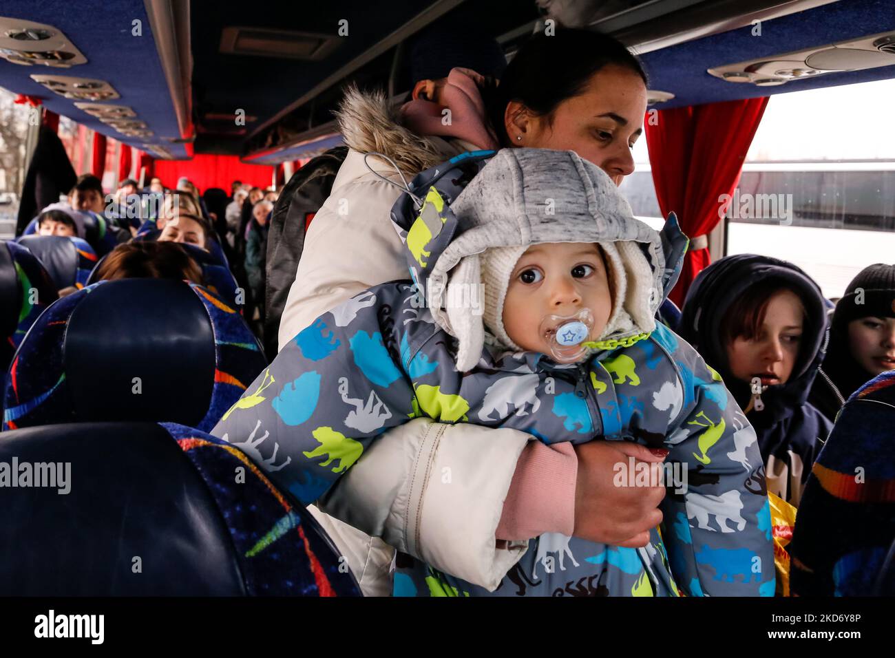 Una famiglia di rifugiati ucraini si siede in un pullman dell'agenzia di viaggi Abdar Polacca a Lviv, Ucraina, mentre partiranno per Cracovia, Polonia il 5 aprile 2022. Mentre la Federazione Russa invase l'Ucraina, il conflitto dovrebbe costringere fino a 5 milioni di ucraini a fuggire dal paese. Molti rifugiati cercano asilo in Polonia. La maggior parte degli aiuti di beneficenza in Polonia è fornita da individui, ONG e imprese. Abdar agenzia di viaggi è un business gestito da matrimonio misto - ucraino Olga e polacco Maciej Oszal. Dall'inizio del conflitto la coppia guida un allenatore a Lviv per consegnare gli aiuti umanitari GO Foto Stock