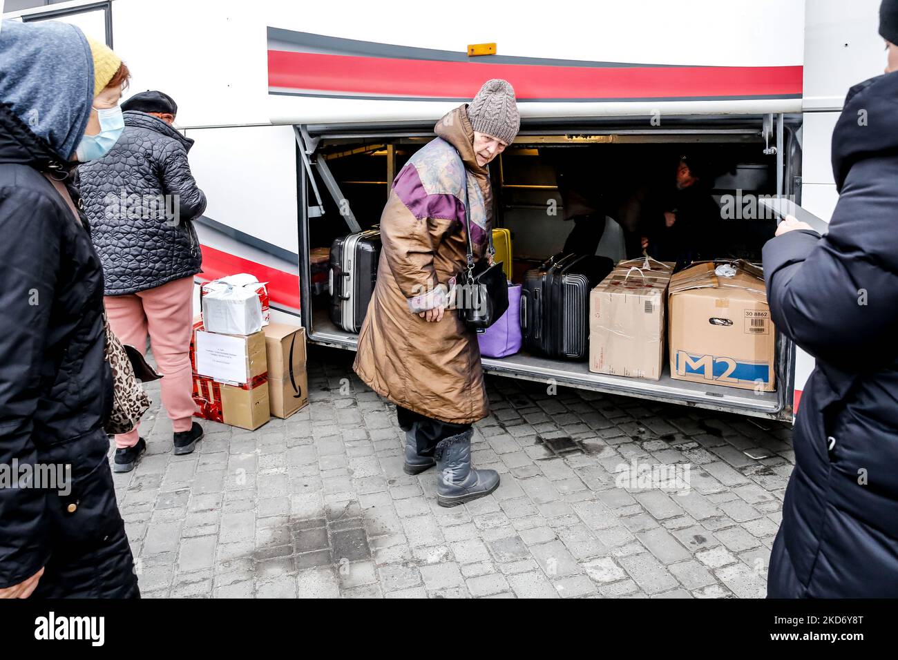 Un anziano rifugiato ucraino lascia la sua borsa in un pullman di Abdar agenzia di viaggi polacca a Lviv, Ucraina, mentre parte per Cracovia, Polonia il 5 aprile 2022. Mentre la Federazione Russa invase l'Ucraina, il conflitto dovrebbe costringere fino a 5 milioni di ucraini a fuggire dal paese. Molti rifugiati cercano asilo in Polonia. La maggior parte degli aiuti di beneficenza in Polonia è fornita da individui, ONG e imprese. Abdar agenzia di viaggi è un business gestito da matrimonio misto - ucraino Olga e polacco Maciej Oszal. Dall'inizio del conflitto la coppia guida un allenatore a Lviv per consegnare gli aiuti umanitari GO Foto Stock