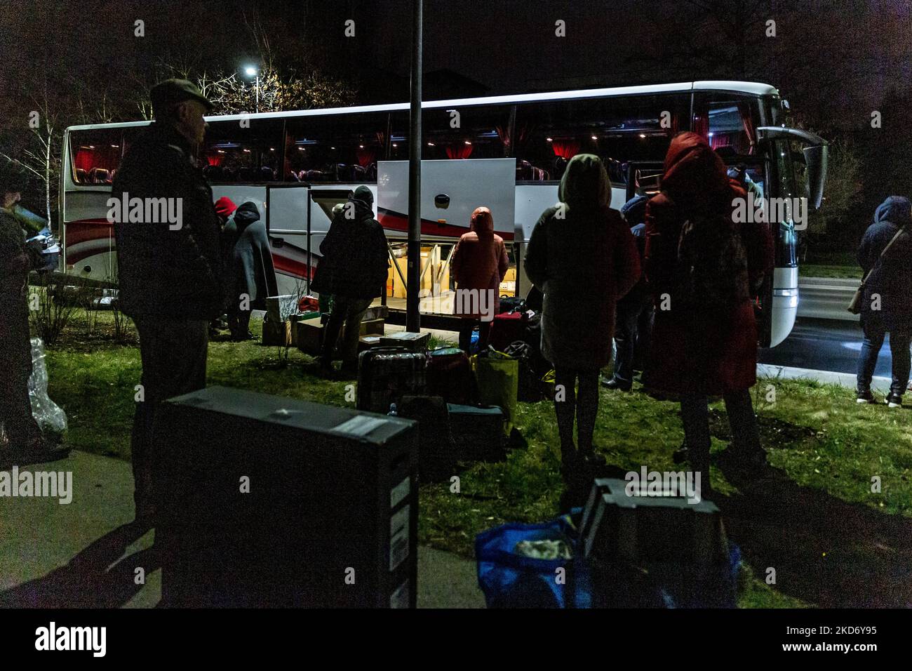 Le donne e gli uomini ucraini stanno accanto ai loro pacchi per essere consegnati a Lviv dall'agenzia di viaggi Abdar a Cracovia, Polonia, come parte del loro sforzo umanitario per l'Ucraina, poiché più di due milioni di persone sono fuggite dall'Ucraina per la Polonia, il 4 aprile 2022. Mentre la Federazione Russa invase l'Ucraina, il conflitto dovrebbe costringere fino a 5 milioni di ucraini a fuggire dal paese. Molti rifugiati cercano asilo in Polonia. La maggior parte degli aiuti di beneficenza in Polonia è fornita da individui, ONG e imprese. Abdar agenzia di viaggi è un business gestito da matrimonio misto - ucraino Olga e polacco Maciej Oszal. Fin dall'inizio Foto Stock