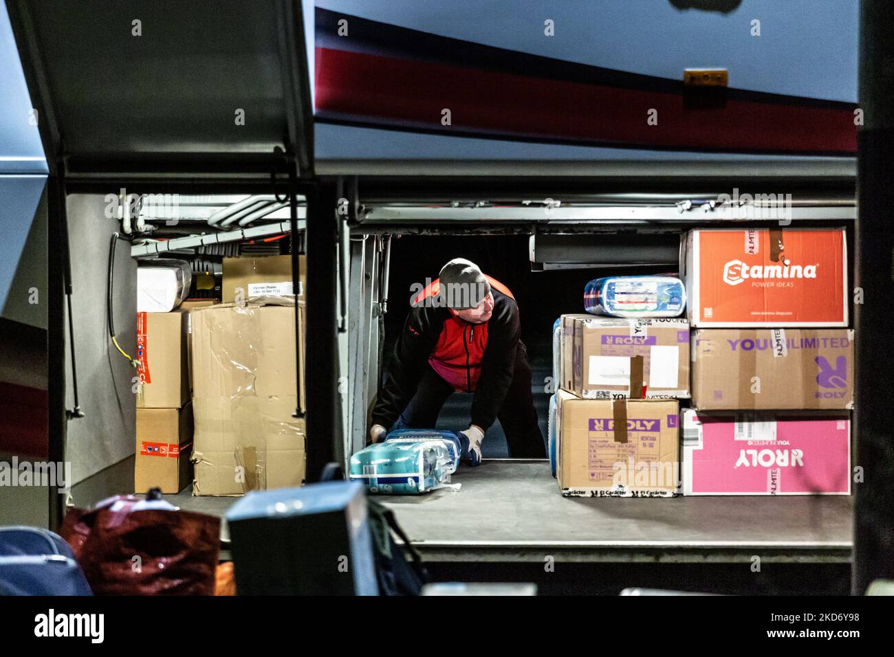 Un polacco, Maciej Oszal dell'agenzia di viaggi Abdar a Cracovia, Polonia, trasporta pacchi da consegnare a Lviv come parte del loro sforzo umanitario per l'Ucraina, poiché più di due milioni di persone sono fuggite dall'Ucraina per la Polonia, il 4 aprile 2022. Mentre la Federazione Russa invase l'Ucraina, il conflitto dovrebbe costringere fino a 5 milioni di ucraini a fuggire dal paese. Molti rifugiati cercano asilo in Polonia. La maggior parte degli aiuti di beneficenza in Polonia è fornita da individui, ONG e imprese. Abdar agenzia di viaggi è un business gestito da matrimonio misto - ucraino Olga e polacco Maciej Oszal. Fin dagli inizi Foto Stock