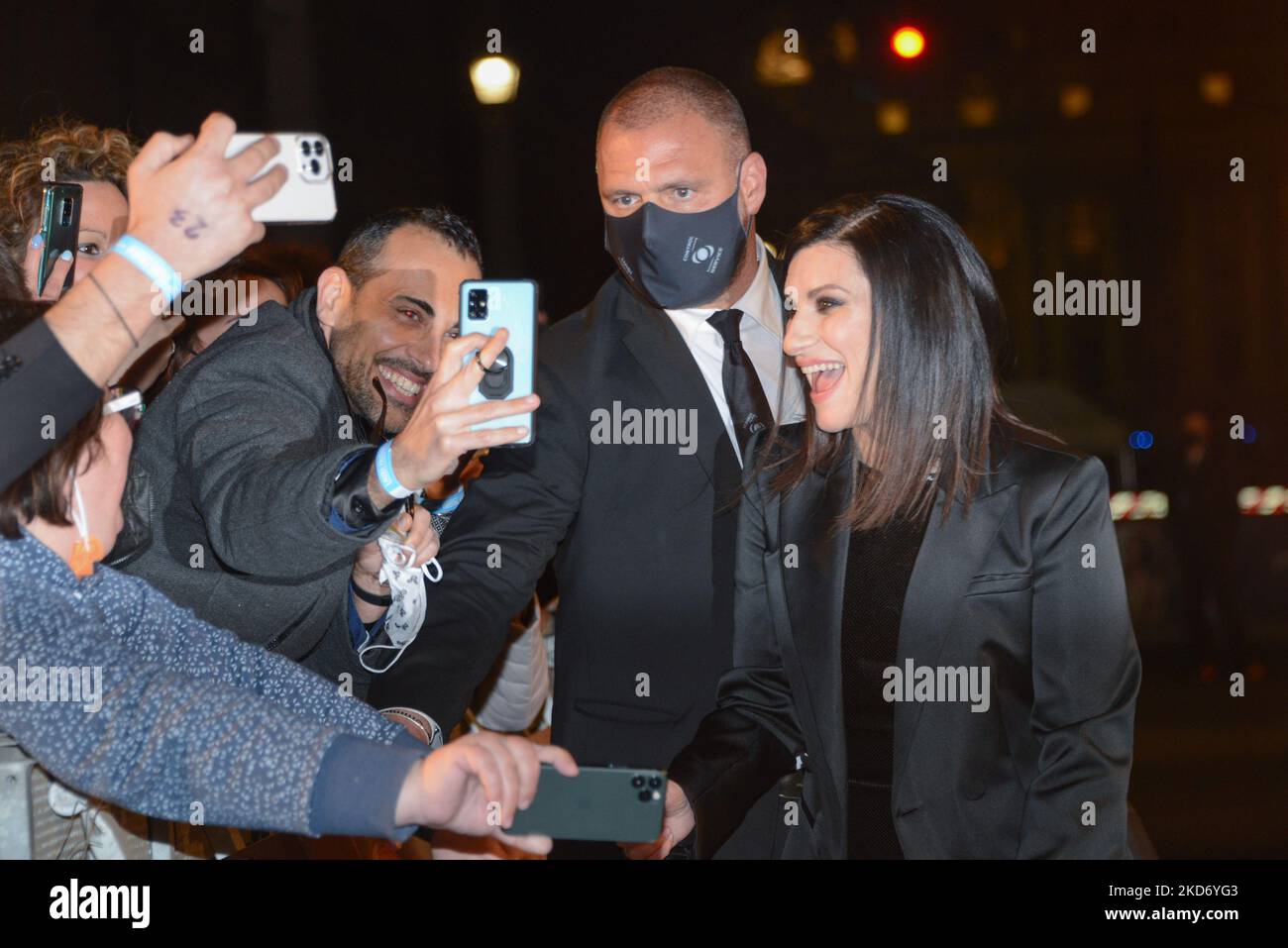 Laura Pausini saluta i suoi fan durante la presentazione del film con Laura Pausini â€œPiacere di conoscertiâ€ il 05 aprile 2022 all'Auditorium conciliazione di Roma (Photo by Gloria Imbrogno/LiveMedia/NurPhoto) Foto Stock