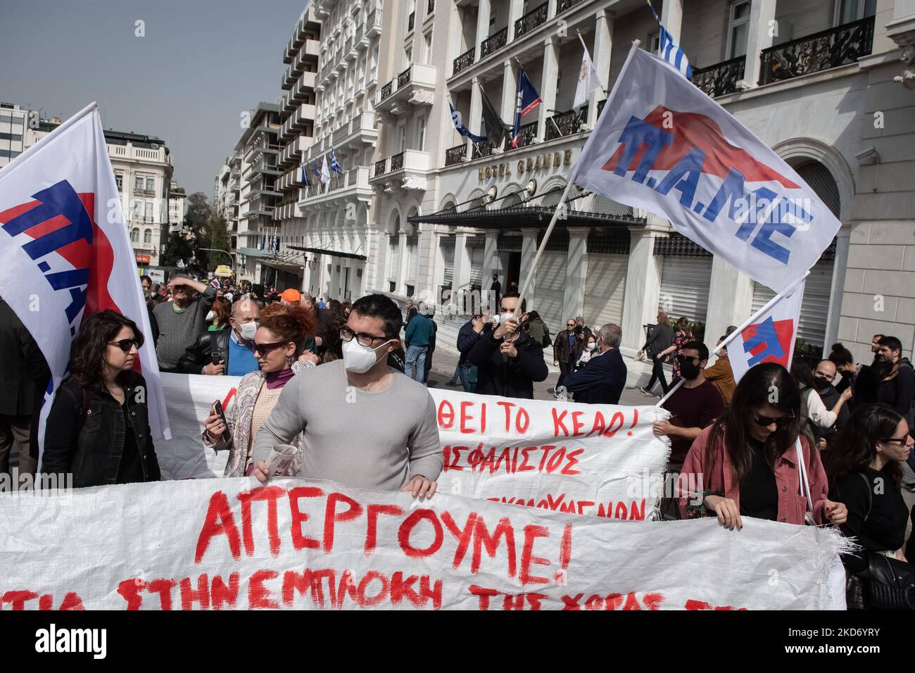 Manifestazione contro l'aumento dei costi di abbandono e l'assenza di misure di sostegno da parte dello Stato ad Atene (Grecia) il 6 aprile 2022. (Foto di Nikolas Kokovlis/NurPhoto) Foto Stock