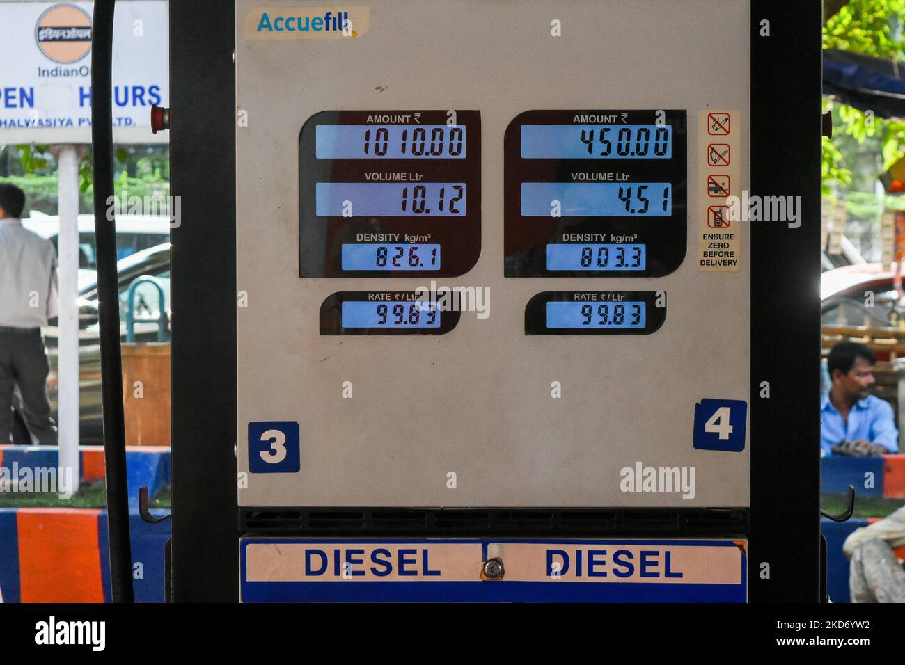 Un metro presso una pompa diesel che mostra il prezzo attuale della benzina , come si vede in una stazione di deposito del carburante a Kolkata , India , il 6 aprile 2022 . (Foto di Debarchan Chatterjee/NurPhoto) Foto Stock